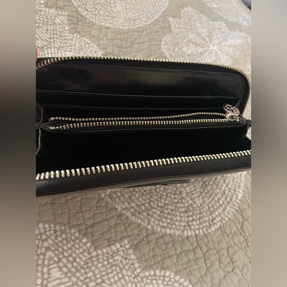 🎉HP🎉Tory Burch Patent Leather Continental Logo Zip Wallet in Black🖤 - Picture 6 of 10